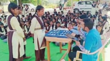 बड़वारा: बड़वारा के शासकीय उत्कृष्ट विद्यालय में नेत्र परीक्षण शिविर, चित्रकूट के डॉक्टर ने छात्रों की जांच की