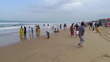 కొండపి: సింగరాయకొండ మండలం పాకాల సముద్ర తీరంలో పర్యటకుల సందడి, ఎప్పటికప్పుడు హెచ్చరిస్తూ జాగ్రత్తలు తీసుకున్న అధికారులు