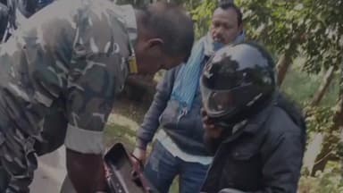 सारठ: SP के निर्देश पर सारठ पुलिस ने पालोजोरी मार्ग के बोदवा जंगल में चलाया वाहन जांच अभियान