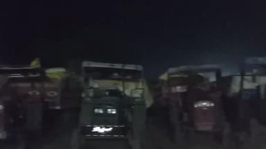 खिरकिया: खिरकिया मंडी में छुट्टी के दिन 10 हजार बोरे उपज पहुंची, विश्राम गृह बंद होने से किसानों को हुई परेशानी