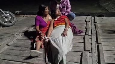 গোসাবা: গোসাবার জেমসপুরে শট সাৰ্কিটে আগুনে পুরে আহত গৃহবধুকে চিকিৎসার জন্য নিয়ে যাওয়া হলো কলকাতার বেসরকারি নার্সিংহোমে রবিবার