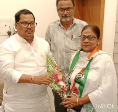 देसाईगंज वडसा: देसाईगंज येथे नाट्यमय घडामोडीत भाजपची माजी नगरसेविका फैमीदा पठान यांचा कांग्रेस पक्षात प्रवेश