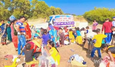 चंदवारा: डीवीसी केटीपीएस दुर्गा पूजा समिति ने बिरहोर टोला में वितरण अभियान चलाया