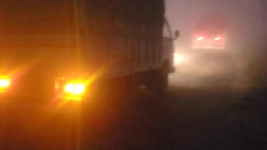 लक्सर: जाड़े के इस सीजन में पहली बार छाया घना कोहरा, फोग लाइट के सहारे चलते दिखे वाहन