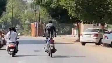 અંકલેશ્વર: અંકલેશ્વર GIDC મા જાહેર રસ્તા ઉપર બાઈક પર યુવકનો સ્ટંટ કરતો વિડિયો વાયરલ થયો છે.