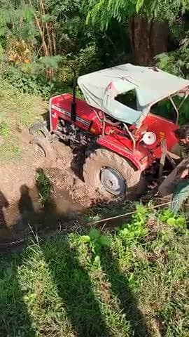 पवई: टैक्टर जा गढ़ा 6 फिट गहरे नाले में