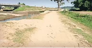 भरगामा: मुख्यमंत्री ग्राम संपर्क सड़क अधूरी, संवेदक की लापरवाही से ग्रामीण परेशान