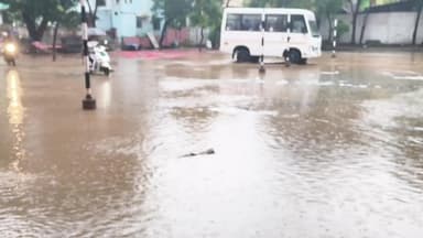 திருவொற்றியூர்: திருவொற்றியூர் சுற்றுவட்டார பகுதிகளில் மழையினால் மாணவர்கள் பாதிப்பு மாவட்ட ஆட்சியர் விடுமுறை அளிக்கவில்லை என்று பெற்றோர்கள் ஆதங்கம்