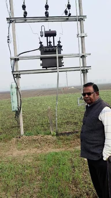 बिजली विभाग तेघरा ग्रामीण के जूनियर इंजीनियर ने जानबूझकर जलवा दिया ट्रांसफार्मर, किसानों को हुआ भारी नुकसान।