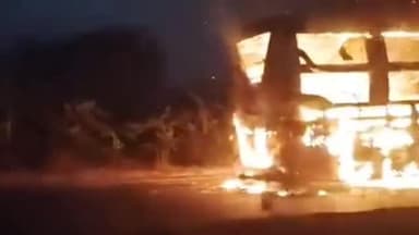 চাকদা: ভোর বেলা 12 নম্বর জাতীয় সড়কের ঘাঁটিগাছায় কলকাতা গামী বাসে ভয়াবহ আগুন, দমকলের চেষ্টায় আগুন নিয়ন্ত্রণে