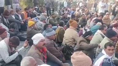 धरमपुरी: खलघाट राऊ फोरलेन टोल के पास किसान आंदोलन शुरू, भारी संख्या में किसान शामिल, पुलिस बल तैनात