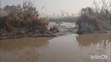 गढ़मुक्तेश्वर: गांव अख्खापुर में रजवाहा टूटने से किसानों के खेतों में भरा पानी, कई किसानों की फसलें हुईं चौपट