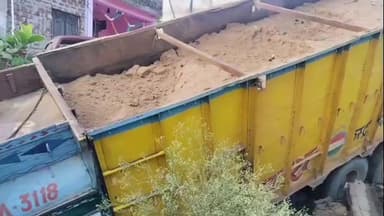 सिलवानी: सिलवानी में रेत से भरे डंपर ने खोया नियंत्रण, खड़ी कार में घुसा, कार बुरी तरह क्षतिग्रस्त