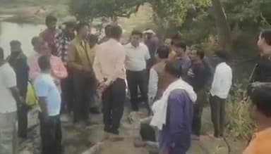 ढीमरखेड़ा: खमतरा का मैकेनिक दो दिन से लापता, महानदी किनारे मिली बाइक, ग्रामीणों ने किया हाइवे जाम, SDERF तलाश जारी