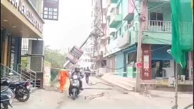 आदित्यपुर गम्हरिया: शेरे पंजाब चौक से दिंदली बस्ती मार्ग पर बिजली का खंभा टूटने से विद्युत आपूर्ति बाधित, सड़क जाम