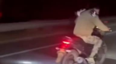 निवाड़ी: चकरपुर चौकी क्षेत्र में हाईवे पर बिना नंबर की बाइक से पिकअप रोकने का प्रयास, युवक का वीडियो वायरल