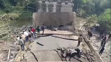 बरेली: बरेली-पिपरिया मार्ग पर हादसा: नयागांव पुल का हिस्सा गिरा, बाइक सवार चार युवक घायल