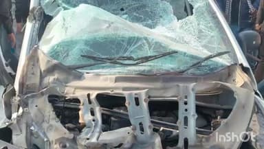 मनिया: सड़क किनारे खड़े ट्रक में कार ने मारी टक्कर, पांच लोग हुए घायल