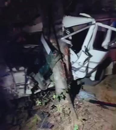 ओडगी: कुदरगढ़ दर्शन कर लौट रहे श्रद्धालुओं की बुलेरो दर्दनाक हादसे का शिकार