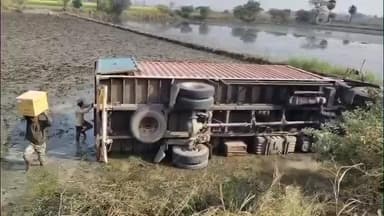 जलेसर: किला बायपास मार्ग पर डंपर को बचाने के कारण कैंटर खेत में पलटा, सामान हुआ क्षतिग्रस्त, मौके पर राहत जारी