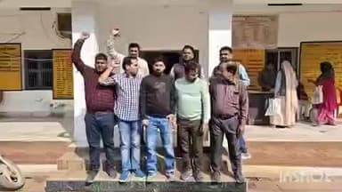 टूंडला: टूंडला ब्लॉक परिसर में ग्राम विकास व ग्राम पंचायत अधिकारियों ने ऑनलाइन उपस्थिति के विरोध में की नारेबाजी