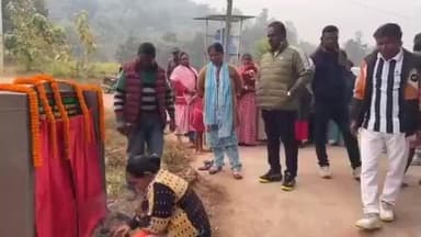 बंदगांव: बंदगांव के भरनडीहा गांव में विधायक ने पीसीसी सड़क निर्माण कार्य का शिलान्यास किया