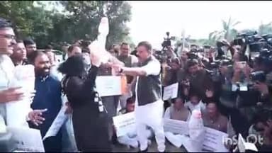 गंधवानी: भोपाल: गंधवानी MLA के नेतृत्व में कांग्रेस का अनोखा प्रदर्शन, 'पूतना' के भेष में और कफ सिरप की माला पहनकर किया विरोध