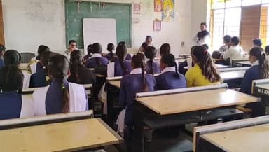 गीता जयंती पर खम्हरिया हाई स्कूल में हुआ अध्याय 15 का सामूहिक पाठ