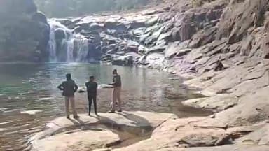 तामिया: झिगंरीया वॉटरफॉल में पैर फिसलने से डूबे युवक का सुराग नहीं, एसडीआरएफ तलाश जारी