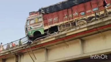 जलालाबाद: हुल्लापुर डाबरी पुल पर बड़ा हादसा टला, ट्रक ने रेलिंग तोड़ी और वाहनों का लंबा जाम लगा