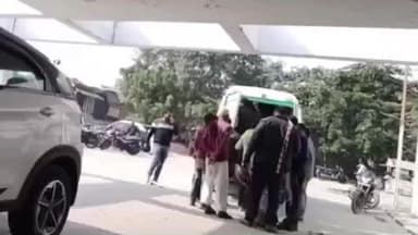 रसूलाबाद: रसूलाबाद क्षेत्र में दो अलग-अलग सड़क दुर्घटनाओं में 5 लोग घायल, सीएचसी में उपचार के बाद एक मासूम समेत 3 को किया गया रेफर