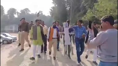 ग्वालियर गिर्द: दलित संगठनों ने संत आनंद स्वरूप का पुतला जलाने की कोशिश की, फूलबाग में पुलिस ने छीना