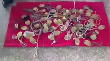 झांसी: झांसी स्टेशन के प्लेटफार्म पर धरना देकर बैटरी कार संचालन रोकने की मांग, कुलियों ने उतारे कांधे से बिल्ले