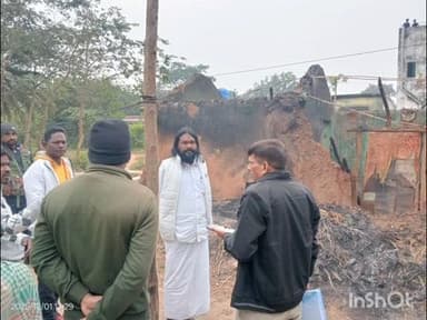 घाटशिला: कसीदा पंचायत के ऊपर पावड़ा गांव में राजू सबर की झोपड़ी में आग, भाजपा प्रत्याशी बाबूलाल सोरेन ने की मदद