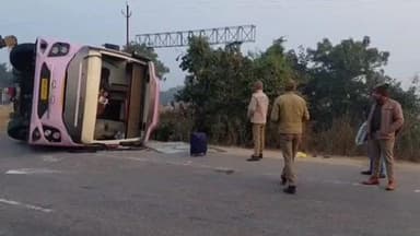 झांसी: दिल्ली से सागर जा रही स्लीपर बस ग्रेसलैंड में पलटी, यात्रियों को कांच तोड़कर बाहर निकाला, घायलों को पहुंचाया अस्पताल