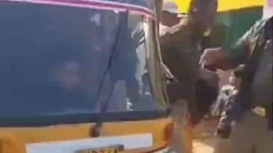 बिलग्राम: बिलग्राम कस्बे में चेकिंग के दौरान ट्रैफिक पुलिस ने 22 सवारियों से भरे सीएनजी ऑटो को किया ज़ब्त