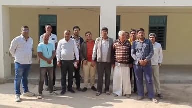 नोखा: नहरी फीडर रोड पर जलभराव से ग्रामीण परेशान, सहायक अभियंता को सौंपा ज्ञापन