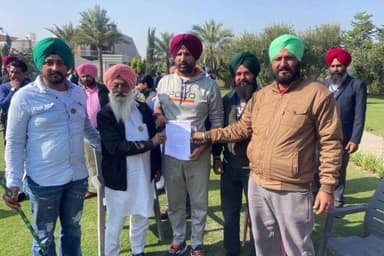 ਮਲੋਟ: ਕ੍ਰਾਂਤੀਕਾਰੀ ਕਿਸਾਨ ਯੂਨੀਅਨ ਨੇ MP ਰਾਜਾ ਵਾੜਿਗ ਅਤੇ ਹਰਸਿਮਰਤ ਬਾਦਲ ਦੇ ਘਰ ਬਿਜਲੀ ਸੋਧ ਬਿੱਲ ਦੇ ਵਿਰੋਧ 'ਚ ਦਿੱਤਾ ਮੰਗ ਪੱਤਰ