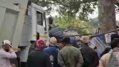 खूंटी: अंगराबाड़ी में तेज रफ्तार हाइवा दुकानों में घुसा, दुकानदारों को लाखों का नुकसान