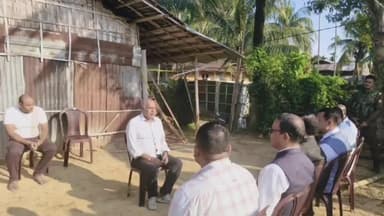 সোণাৰি: সোণাৰিৰ বাসিন্দা ৰবিন পালৰ আকস্মিক মৃত্যুত তেখেতৰ বাসগৃহত উপস্থিত হৈ সমবেদনা জ্ঞাপন কৰিলে বিধায়ক ধৰ্মেশ্বৰ কোঁৱৰে