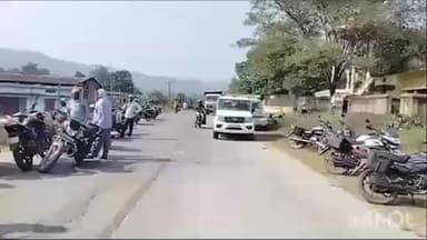 रामानुजगंज: रामचंद्रपुर में धान खरीदी केंद्र के स्थानांतरण से नाराज़ किसान सड़क पर उतरे, चक्का जाम से घंटों रुकी यातायात