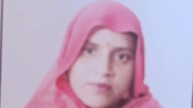 अलीगंज: जैथरा में भूसे के ढेर में दबकर महिला की दर्दनाक मौत, चारा निकालते समय हुआ हादसा, बेटी ने कड़ी मशक्कत से निकाला