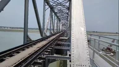 बैरिया: आत्महत्या के इरादे से मांझी रेलवे पुल से किशोरी ने सरयू नदी में लगाई छलांग, नविको ने बचाई जान, अस्पताल में चल रहा इलाज