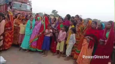 सारवां: करौं थाना क्षेत्र निवासी की मौत पर सारवां बलीडीह मोड़ के पास मुआवजे की मांग को लेकर सड़क जाम