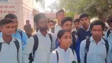 बुलंदशहर: शिवकुमार अग्रवाल जनता इंटर कॉलेज में फीस की अवैध वसूली और टीचर की धमकी को लेकर छात्र-छात्राएं डीएम कार्यालय पहुंचे