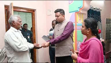 బాటవారిపల్లి గ్రామంలో ఎన్టీఆర్ భరోసా పెన్షన్లను పంపిణీ చేసిన అన్నమయ్య జిల్లా కలెక్టర్ నిశాంత్ కుమార్