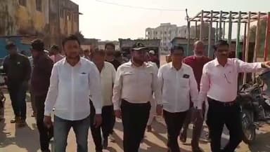 ఖానాపూర్: జిల్లా కేంద్రంలోని ఎన్టీఆర్ మినీ స్టేడియం సమీపంలో ఆక్రమంగా వెలిసిన దుకాణాలు తొలగించిన అధికారులు