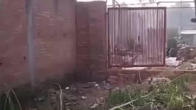 फूलपुुर: बैनामे की जमीन पर लगे गेट को अराजकतत्वों ने गिराया