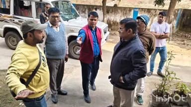 गढ़वा: गढ़वा नगर परिषद चुनाव को लेकर अधिकारी ने मतदान केंद्रों का किया निरीक्षण