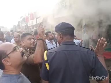 गोरखपुर: गोरखपुर के भीड़-भाड़ वाले इलाके गोलघर में लगी आग, दमकल की कई गाड़ियों ने कड़ी मशक्कत के बाद पाया काबू
